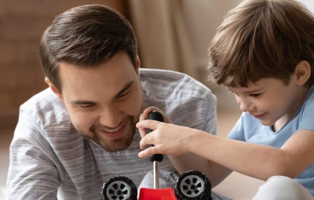 استراتيجيات الاب لتعزيز القيم