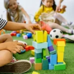 20 نشاطًا منزليا للأطفال بدون شاشات: أفكار ممتعة بأدوات بسيطة من البيت